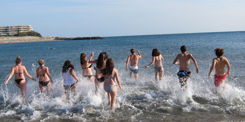 Estudiantes disfrutando de la playa