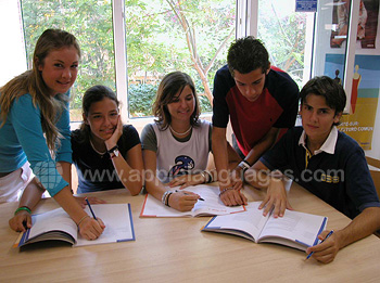 Estudiantes aprendiendo español en la escuela