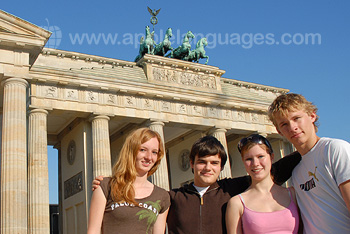 Estudiantes visitando la puerta de Brandeburgo