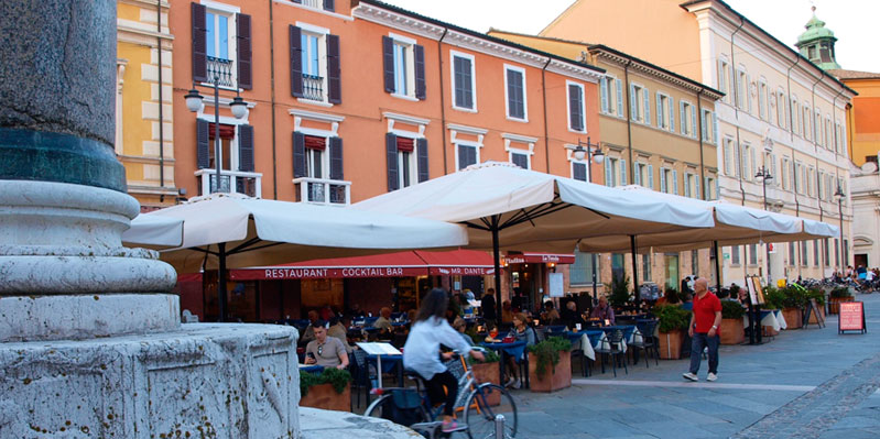 La vida de cafetería en la Piazza Popolo