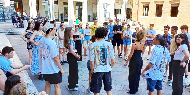 Estudiantes en una actividad de búsqueda del tesoro.