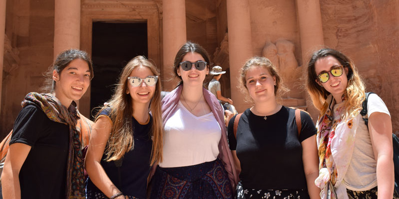 Estudiantes en un viaje a Petra