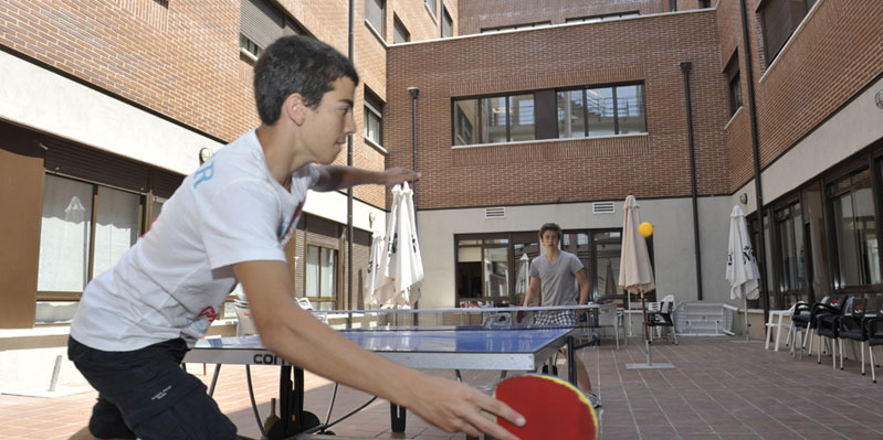 Tenis de mesa en el recreo