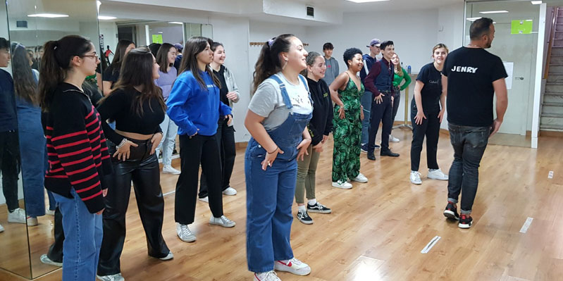 Divirtiéndose en una clase de Salsa
