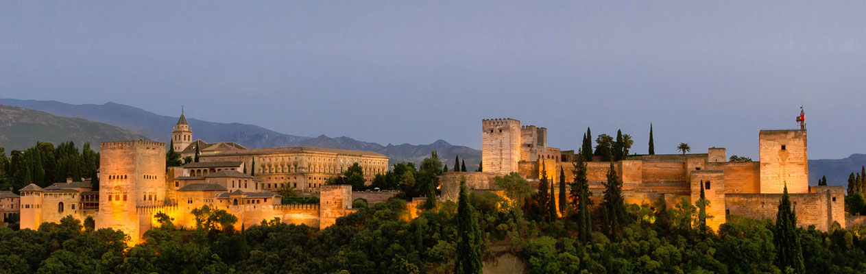 Palacio de la Alhambra al anochecer, Granada