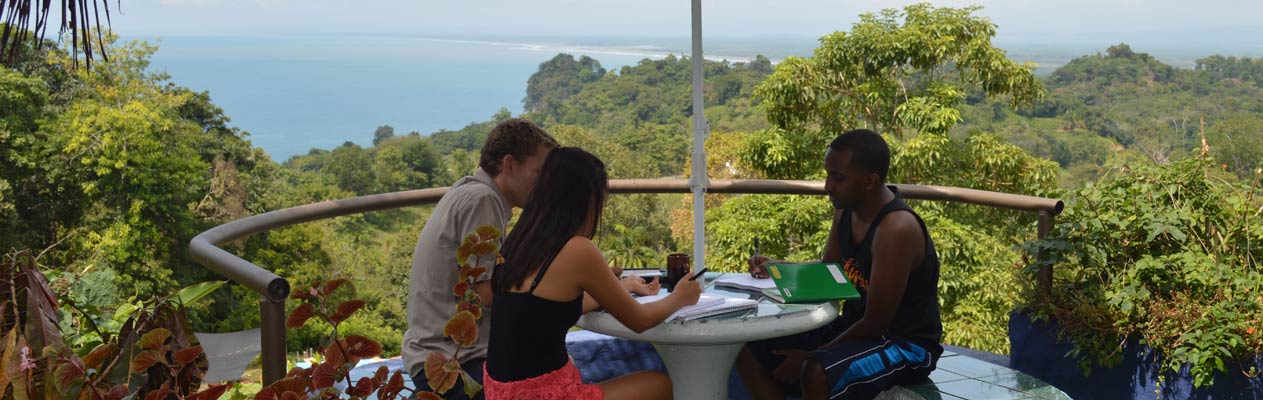 Estudiantes estudiando español en Manuel Antonio