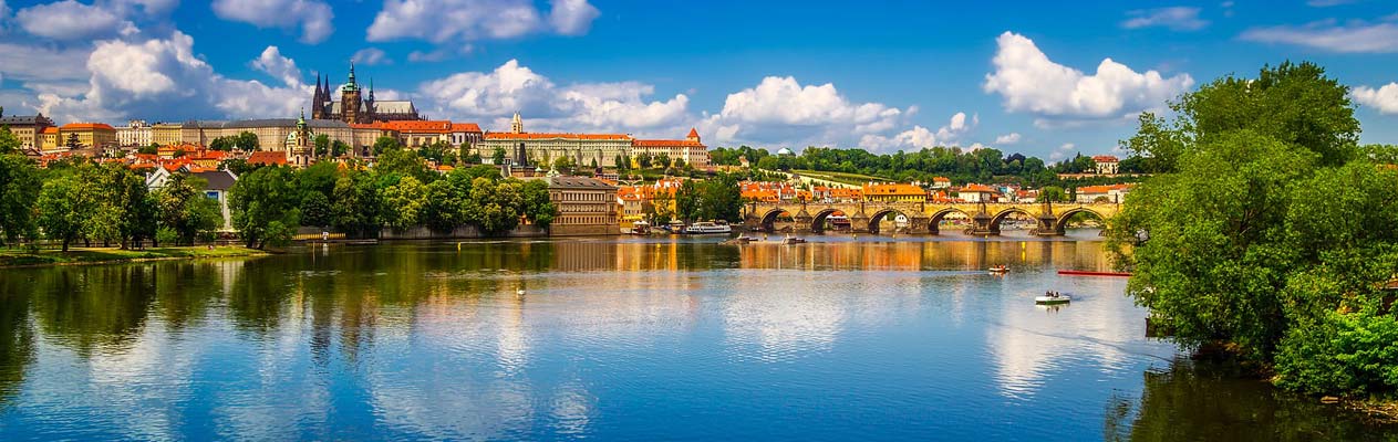 Vista de Praga sobre el río Moldava